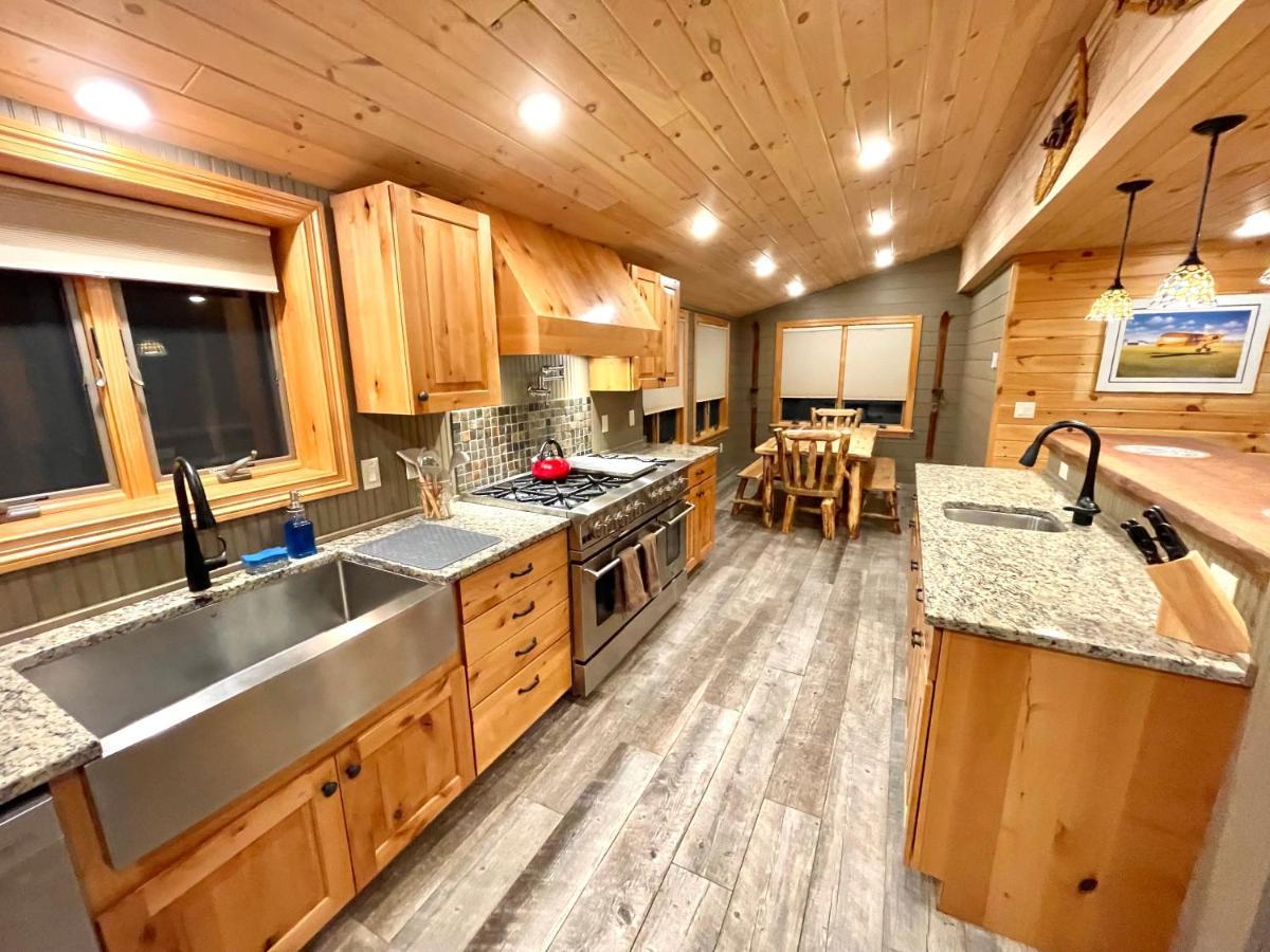 Отель Adirondack Lake Cabins Indian Lake Экстерьер фото