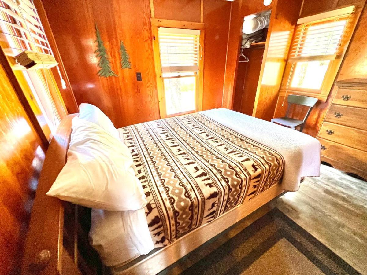 Отель Adirondack Lake Cabins Indian Lake Экстерьер фото