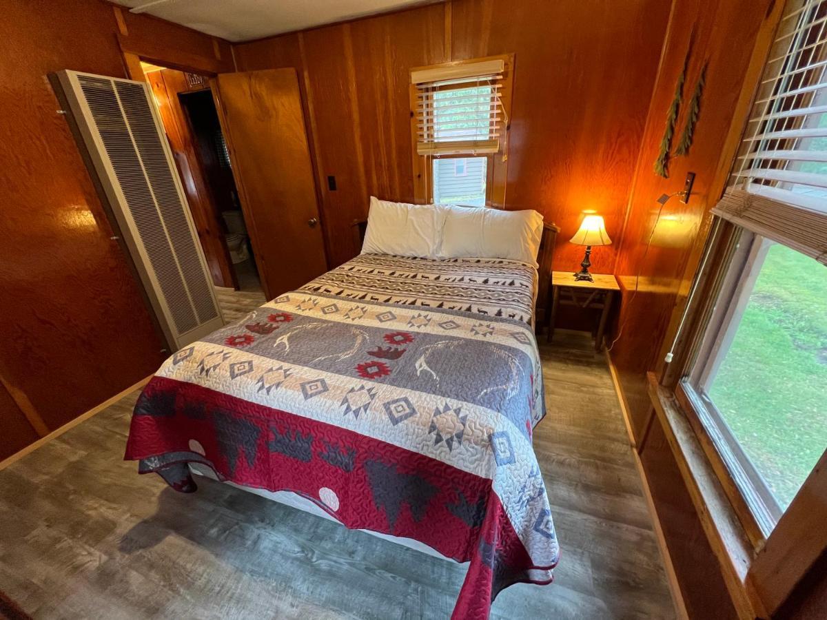 Отель Adirondack Lake Cabins Indian Lake Экстерьер фото