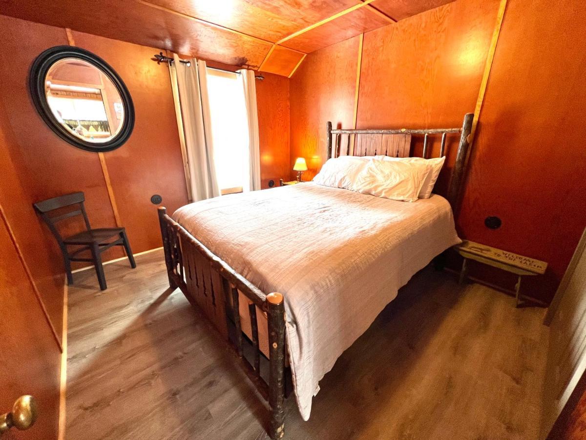 Отель Adirondack Lake Cabins Indian Lake Экстерьер фото