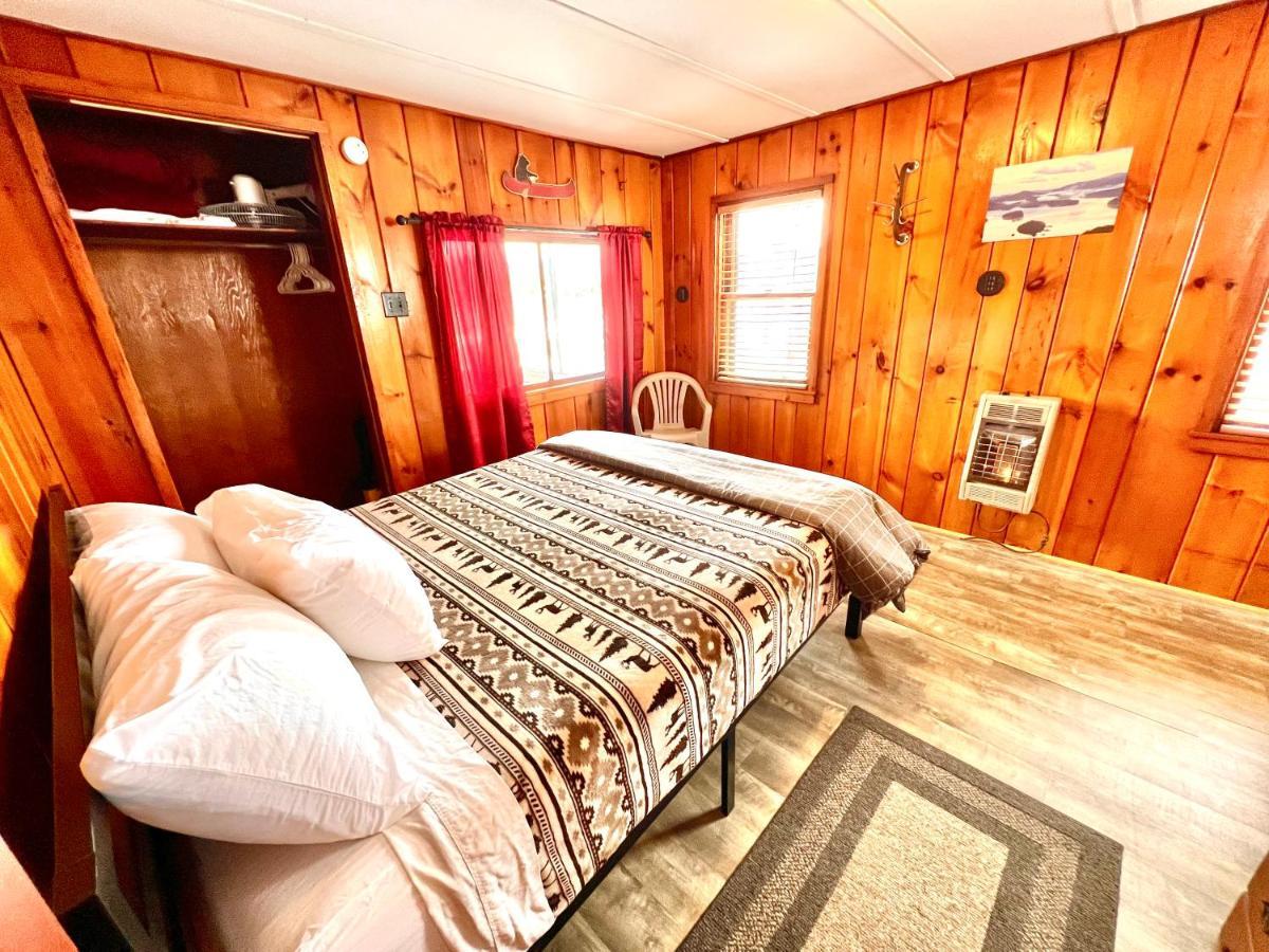 Отель Adirondack Lake Cabins Indian Lake Экстерьер фото