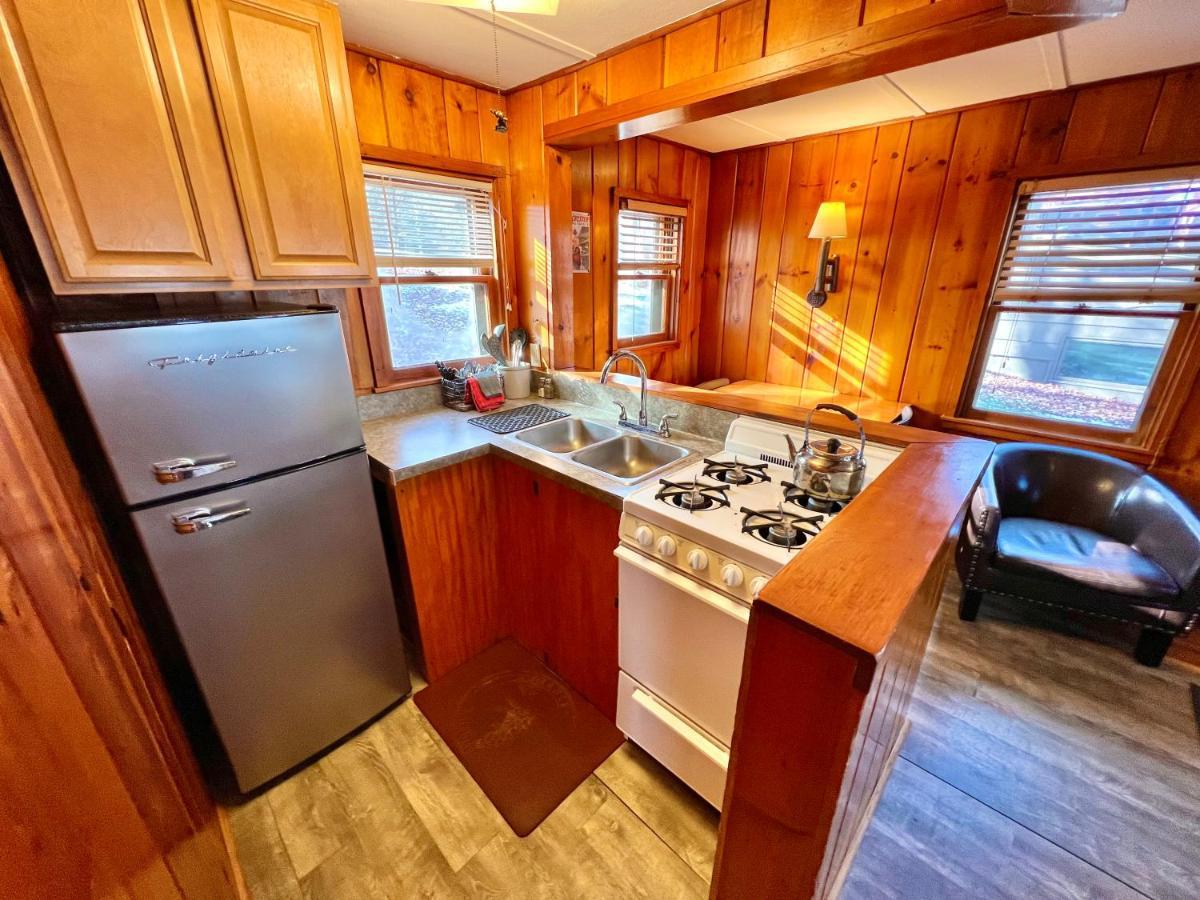 Отель Adirondack Lake Cabins Indian Lake Экстерьер фото