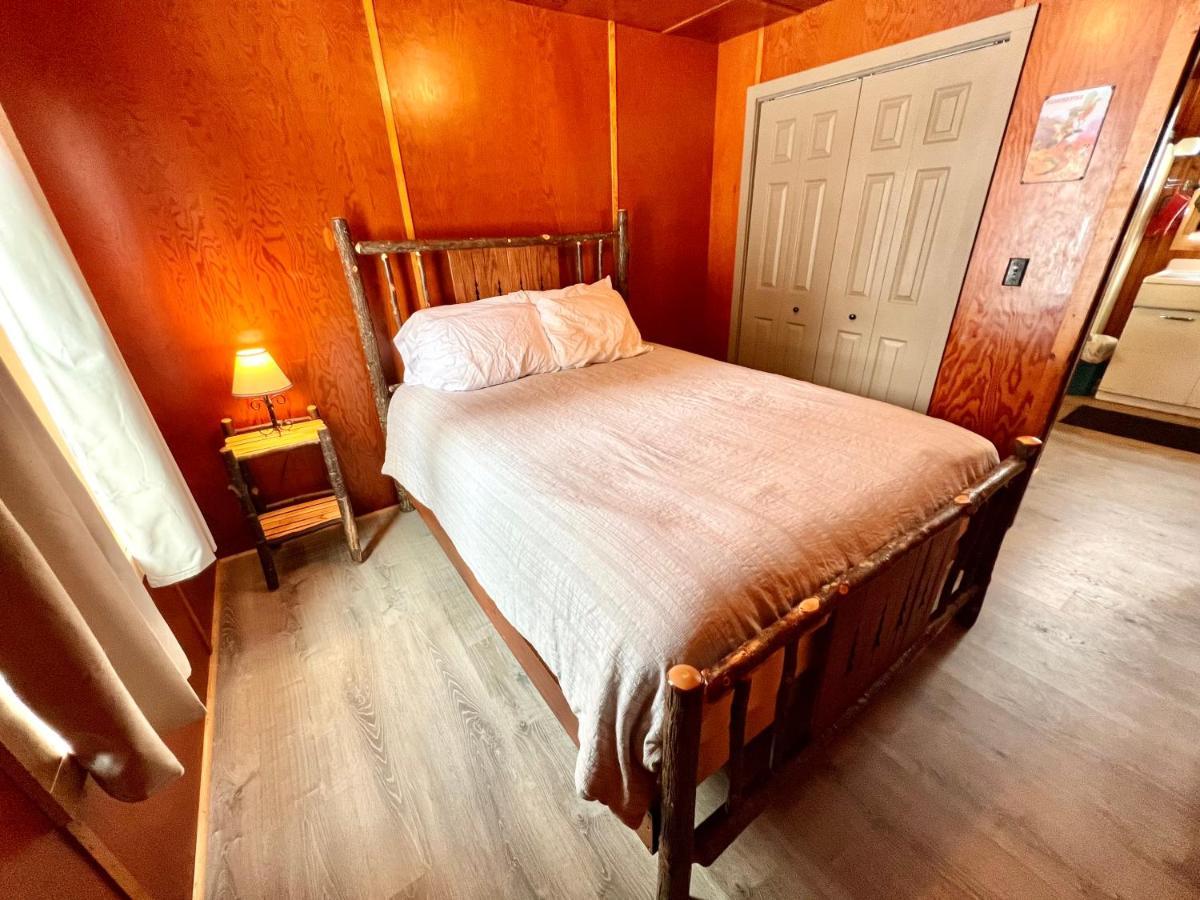 Отель Adirondack Lake Cabins Indian Lake Экстерьер фото