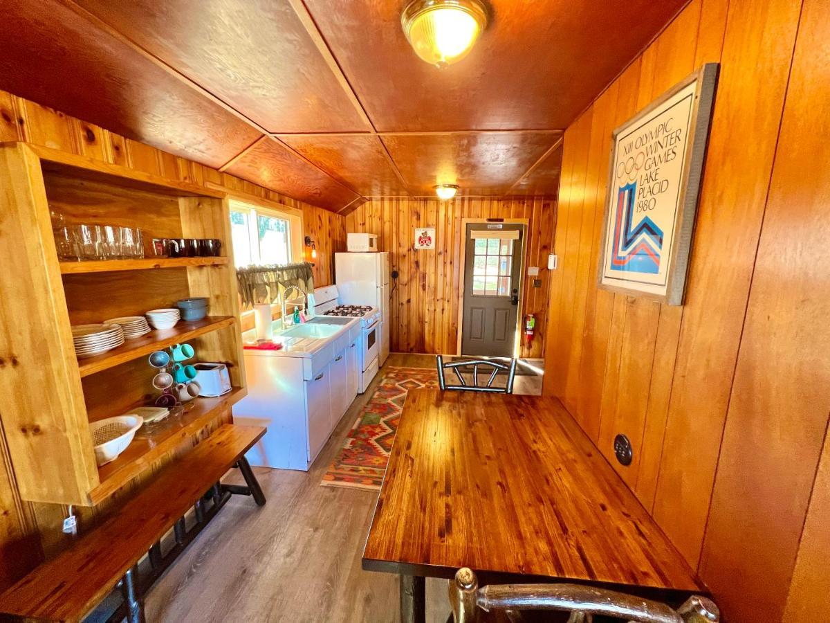 Отель Adirondack Lake Cabins Indian Lake Экстерьер фото