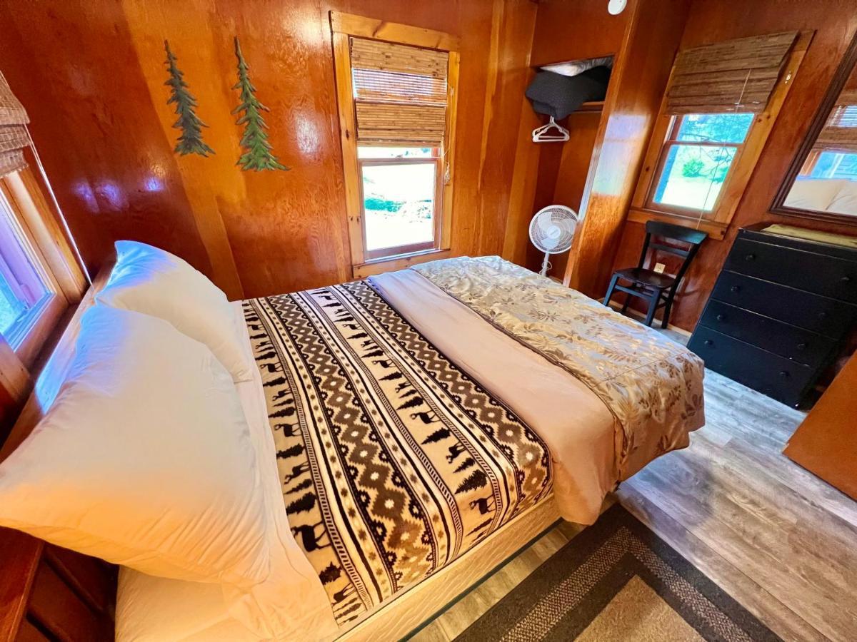 Отель Adirondack Lake Cabins Indian Lake Экстерьер фото