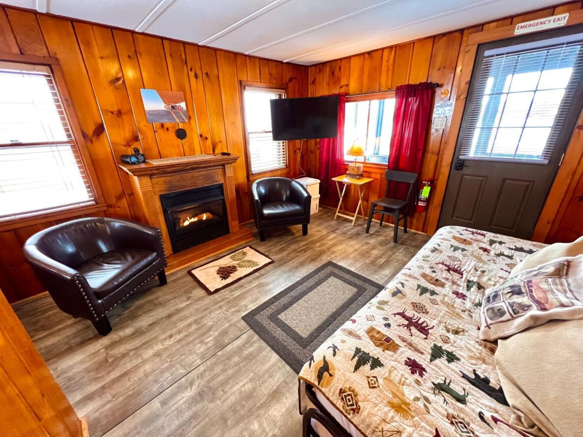 Отель Adirondack Lake Cabins Indian Lake Экстерьер фото