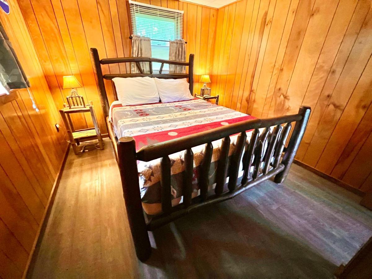 Отель Adirondack Lake Cabins Indian Lake Экстерьер фото