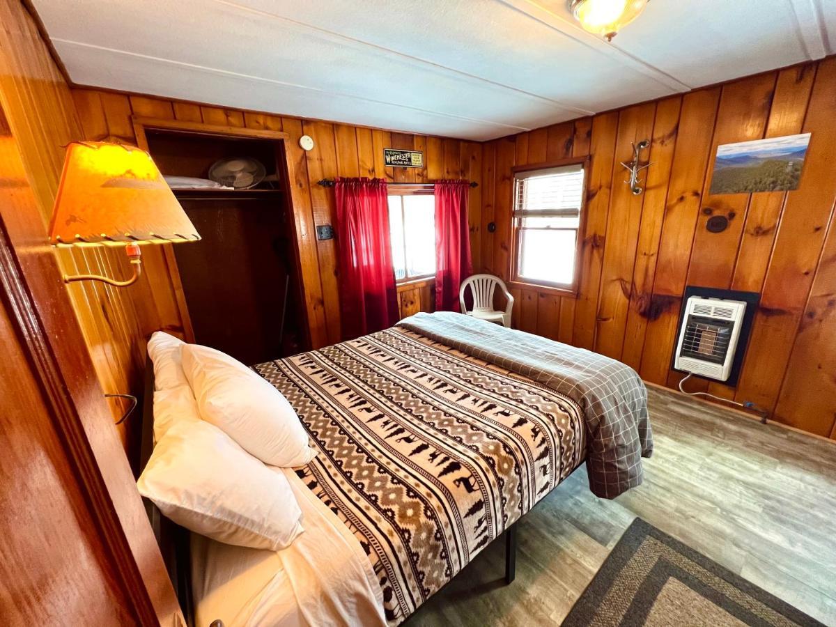 Отель Adirondack Lake Cabins Indian Lake Экстерьер фото